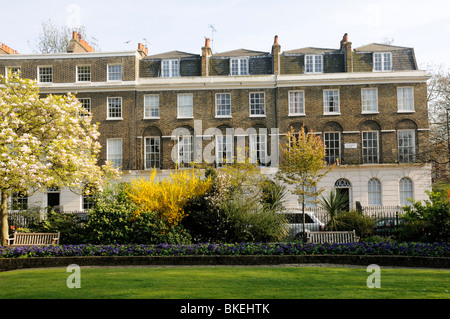 Canonbury Square Gardens avec maisons géorgiennes derrière Islington Londres Angleterre Royaume-uni Banque D'Images