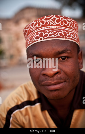 Jeune homme Swahili - Stonetown, Zanzibar, Tanzanie. Banque D'Images