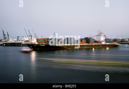 14 avril 2010 - Kota Lambai-conteneurs étant tourné à Tollerort Terminal à conteneurs du port de Hambourg. Banque D'Images