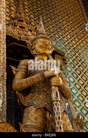 Statue 'gardiennage' l'entrée d'un temple au Grand Palais à Bangkok, Thaïlande Banque D'Images