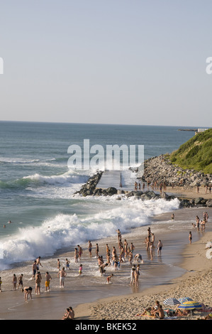 Milady's beach à Biarritz, pour un jour de grosses vagues (été) - les nageurs Banque D'Images