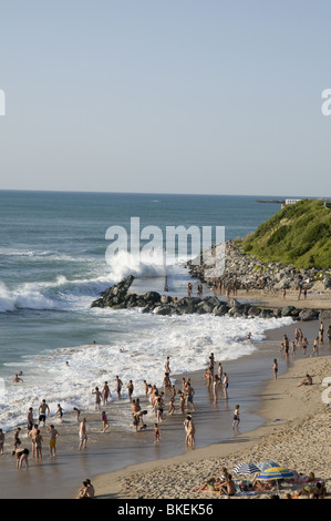 Milady's beach à Biarritz, pour un jour de grosses vagues (été) - les nageurs Banque D'Images