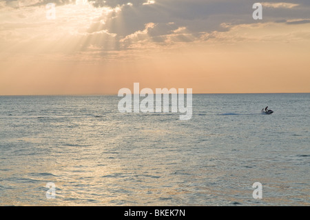 Milady's beach à Biarritz, pour un jour de grosses vagues (été) - coucher ; scooter Banque D'Images