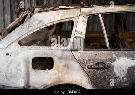 Voiture brûlée à la suite d'incendie fire Banque D'Images