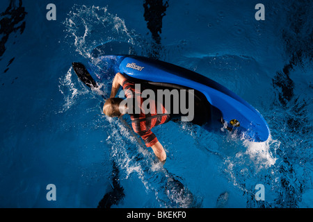 Whitewater Kayaker Freestyle chavirement, Ulm, Bade-Wurtemberg, Allemagne Banque D'Images