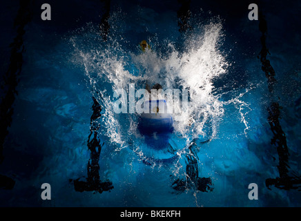 Whitewater Kayaker freestyle dans un kayak bleu-blanc après sautant hors de la plate-forme de plongée, Ulm, Bade-Wurtemberg, Allemagne Banque D'Images