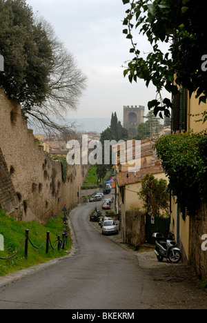 Une spectaculaire vue misty matin de printemps le long de la descente Via di Porta à Belvedery San Miniato. Sur la gauche est l'enceinte de la ville, ... Banque D'Images