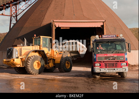 Route du sel de roche en chargement de camion au bâtiment de stockage de la mine de sel Banque D'Images