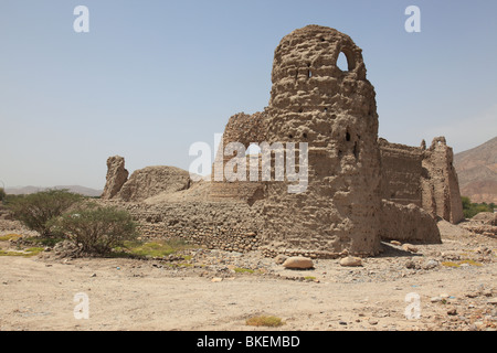 Ruines de fortification adobe historique, tour de guet du Fort Izki, district Dakhliyah Sultanat d'Oman. Photo par Willy Matheisl Banque D'Images