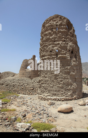 Ruines de fortification adobe historique, tour de guet du Fort Izki, district Dakhliyah Sultanat d'Oman. Photo par Willy Matheisl Banque D'Images