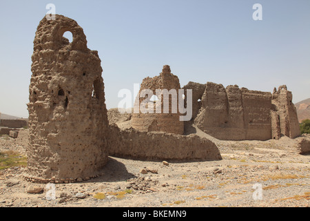 Ruines de fortification adobe historique, tour de guet du Fort Izki, district Dakhliyah Sultanat d'Oman. Photo par Willy Matheisl Banque D'Images