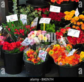 Bouquet de fleurs au marché du travail, Paris Banque D'Images