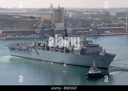 L'assaut amphibie bateau hms rempart dans le grand port de Malte Banque D'Images