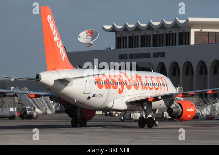 Vacances pas chères. EasyJet Airbus A 319 arliner sur le terrain à Malte Banque D'Images