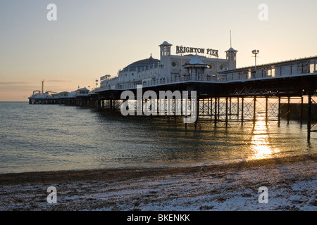 Royal Brighton Pier avec soleil qui brille sous la neige et sur la plage JPH0265 Banque D'Images