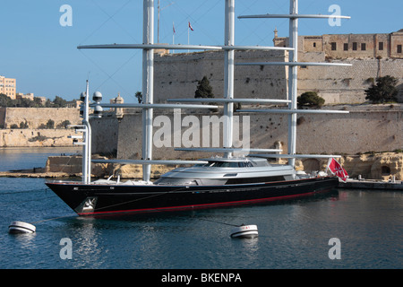 Le Perini Navi superyacht Maltese Falcon amarré sous le Fort St Angelo à Malte Banque D'Images