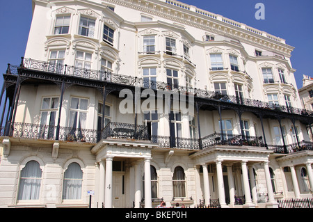 Bâtiment de style Régence sur front de mer, de l'Adelaide Crescent, Hove, East Sussex, Angleterre, Royaume-Uni Banque D'Images