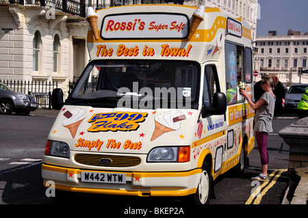 Ice-cream van sur front de mer, le Kingsway, Hove, East Sussex, Angleterre, Royaume-Uni Banque D'Images