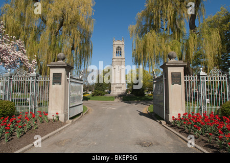 Vue sur le carillon de la porte principale de la nouvelle section de Victoria Cimetière pelouses à St.Catharines, Ontario, Canada. Banque D'Images