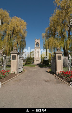 Vue sur le carillon de la porte principale de la nouvelle section de Victoria Cimetière pelouses à St.Catharines, Ontario, Canada. Banque D'Images