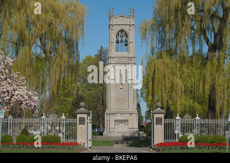 Vue sur le carillon de la porte principale de la nouvelle section de Victoria Cimetière pelouses à St.Catharines, Ontario, Canada. Banque D'Images