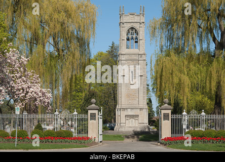 Vue sur le carillon de la porte principale de la nouvelle section de Victoria Cimetière pelouses à St.Catharines, Ontario, Canada. Banque D'Images