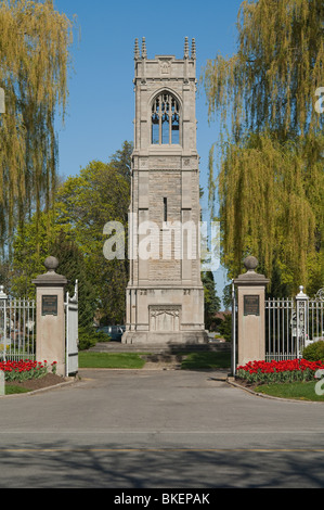 Vue sur le carillon de la porte principale de la nouvelle section de Victoria Cimetière pelouses à St.Catharines, Ontario, Canada. Banque D'Images