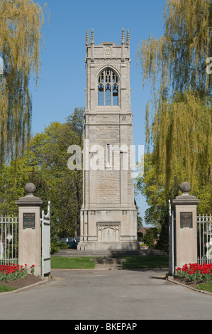 Vue sur le carillon de la porte principale de la nouvelle section de Victoria Cimetière pelouses à St.Catharines, Ontario, Canada. Banque D'Images