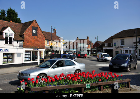 Le trafic lourd dans village, le Square, Hindhead, Hampshire, Angleterre, Royaume-Uni Banque D'Images