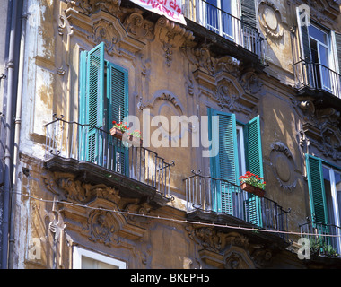 Façade décorative et d'un balcon, quartier espagnol, Naples, Campanie, Italie Banque D'Images