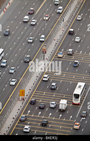 Portrait de trafic le long de Sheikh Zayed Road, Dubaï, Emirats Arabes Unis Banque D'Images