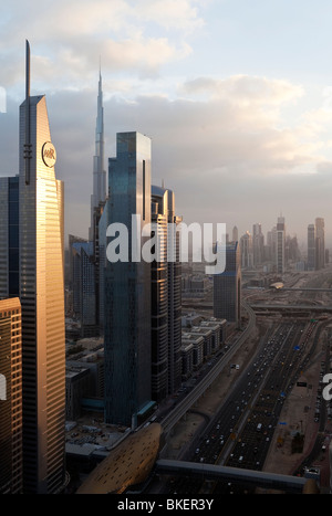 Une vue sur les gratte-ciels modernes le long de la route Sheikh Zayed en regardant vers la tour Burj Kalifa, Dubaï, Émirats Arabes Unis Banque D'Images