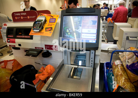 Sainsbury's check out la borne Banque D'Images