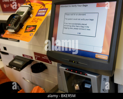 Sainsbury's check out la borne Banque D'Images