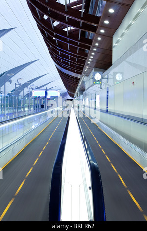 Voir le long d'un tapis roulant à l'Aéroport International de Dubai, Dubaï, Émirats arabes unis, ÉMIRATS ARABES UNIS Banque D'Images