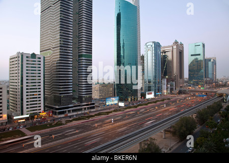 Une vue sur les gratte-ciels modernes le long de la route Sheikh Zayed en regardant vers la tour Burj Kalifa, Dubaï, Émirats Arabes Unis Banque D'Images