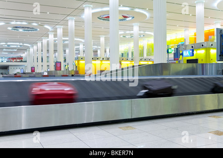 Émirats arabes unis, Émirats Arabes Unis, Dubai, l'Aéroport International de Dubaï, Terminal 3, carrousel à bagages dans le Hall des Arrivées. Banque D'Images