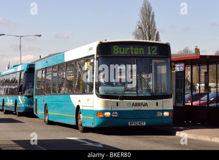 Bus arriva à la gare routière de Lichfield, dans le Staffordshire, Angleterre, RU Banque D'Images