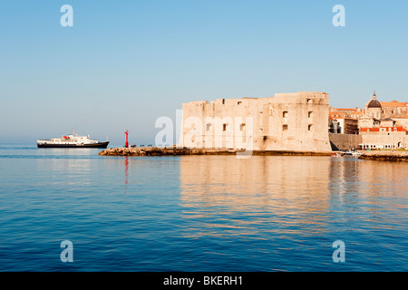 'Porporela' digue et l'entrée du vieux port de Dubrovnik, Croatie Banque D'Images