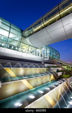 L'architecture moderne et élégante de la 2010 s'est ouvert la borne 3 de l'Aéroport International de Dubai, Dubaï, Émirats arabes unis, Émirats Arabes Unis Banque D'Images