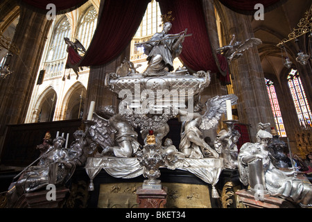 Tombe de saint Jean Népomucène, la Cathédrale Saint Vitus, le château de Prague, Prague, République Tchèque Banque D'Images