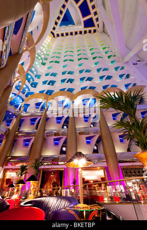 Atrium de l'hôtel Burj Al Arab, DUBAÏ, ÉMIRATS ARABES UNIS, Émirats Arabes Unis Banque D'Images