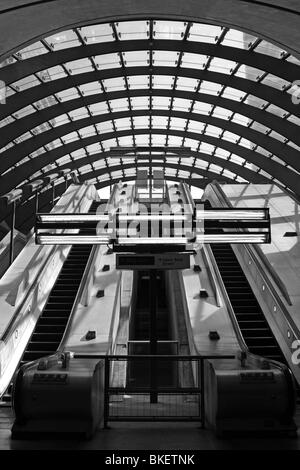 Escalier mécanique de la station de métro Canary Wharf London England uk go Banque D'Images