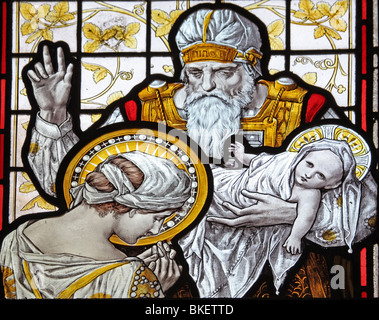 Un vitrail représentant la présentation au temple, l'église de la Sainte Croix, Ilam, Derbyshire, Angleterre Banque D'Images