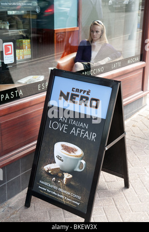 Caffe Nero signe et client, London UK Banque D'Images