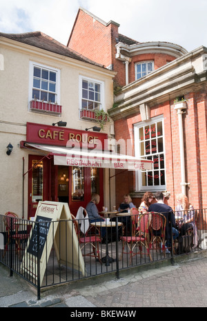 Les gens de boire du café en plein air, Café Rouge, Kent Chislehurst UK Banque D'Images