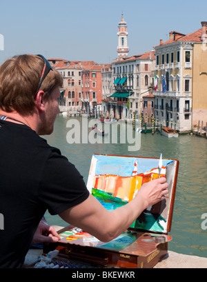 La peinture de l'artiste à côté de scène Grand Canal à Venise Banque D'Images