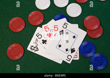 Quatre d'une sorte, en plus d'un joker, sur des jetons de poker, une main de poker Au five card draw ou stud poker Banque D'Images