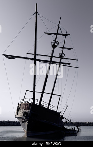 Silhouette monochrome de l'épave de l'Cartier replica Grand Weasel dans Jordan Harbour Canada Niagara Banque D'Images