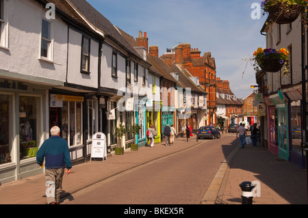 Une jolie rue avec shoppers à Bury Saint Edmunds, Suffolk , Bretagne , France Banque D'Images